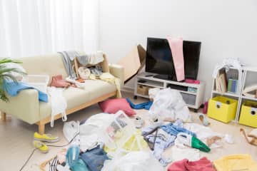 ゴミ屋敷の住人はなぜ捨てられない？７つの心理ときっかけを解説