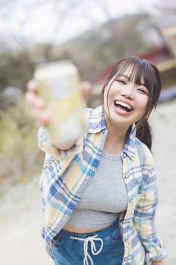 “日本一だらしない”キャンプ女子グラドル、ほろ酔いショットも　初デジタル写真集・先行カット第3弾