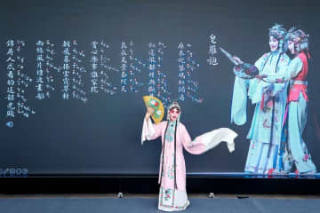 大学で端午節を祝う無形文化遺産体験イベント開催　上海市