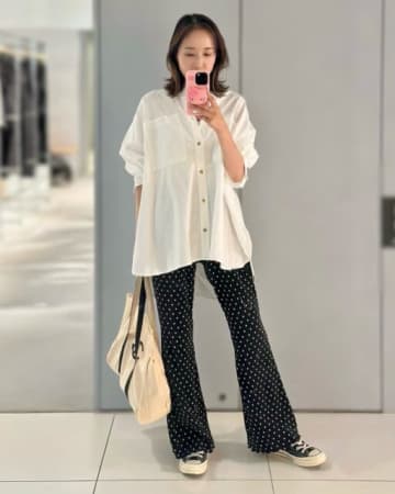 40代50代の体型カバーに効く！ オーバーサイズシャツの万能コーデ術【通勤服にも◎】