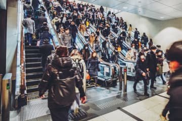 名古屋 エスカレーターで『歩かせないために』“通せんぼ”の人に日給1万6000円 話題になりコメント殺到「時給高くても６時間ひたすらエスカレーターに乗り続けるってのは絶対に苦痛だと思うw」「エスカレーターで歩くなと言うなら、エスカレーターの横に必ず階段を作ってほしい」