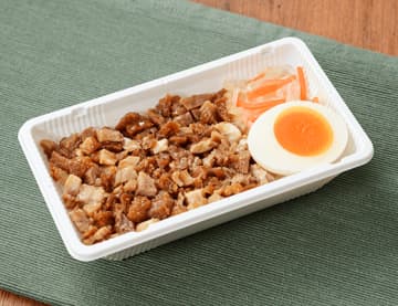 ご飯にチャーシュー、ゆで卵、人参大根ナムルをのせて税込397円! ローソンが「チャーシュー弁当」を発売～持ち運びしやすい容器で、出先でも手軽に食べられる!