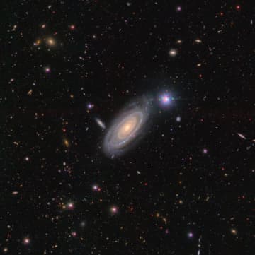 斜めから見た姿が美しい　すばる望遠鏡が撮影した渦巻銀河「NGC 748」