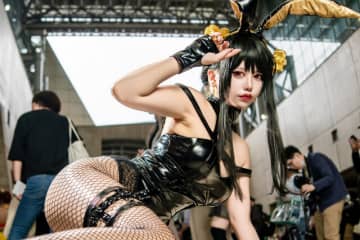 【コスプレ】「SPY×FAMILY」ヨルさんのバニーガール衣装が妖艶すぎる！網タイツからくりだす蹴りもド迫力【写真8枚】