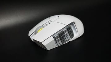 【プロダクトレビュー・ショーケース】Stream Deck互換機能も搭載、12個のサイドボタンを備えるゲーミングマウス「CORSAIR SCIMITAR ELITE WIRELESS SE」「Virtual Stream Deck」対応でキー割り当ても簡単、MMOゲーム向けを意識したワイヤレスモデル text by 白倉甲一