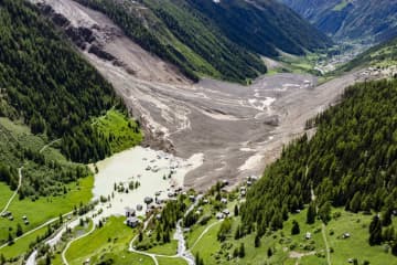 氷河崩壊で被害の村、洪水の危険　スイス南部