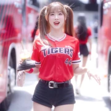 「まじではち切れそう！」韓国No.1美女チアが魅せた“最新ドッカンボディ”に賛辞殺到！「球場の女神」「夏が近いんだな」