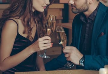 「仕事で会食に行ってくる」と頻繁に言う彼女。その場に男性もいることを知った29歳男は…