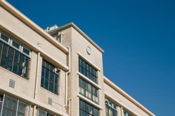 学生寮の窓に現れたモニターを思わず二度見　高専生の予想外のアイデアに「神降臨」「便利すぎる」