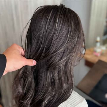 5年以上同じ髪色 → 白髪ぼかしにも◎【極細ハイライト】で大人のイメチェン♡
