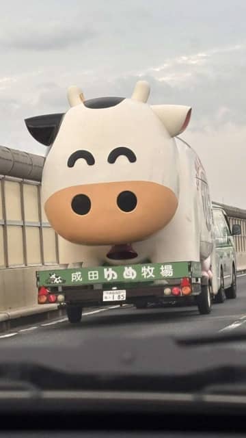 高速道路で前を走ってた〝威圧感ハンパない車〟に3.6万人驚がく　「追突したら踏み潰してきそう」