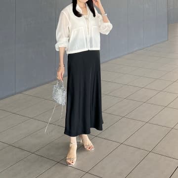 大人が着こなす透け感ブルゾン。×黒スカートで品よく軽やかに。【40代の毎日コーデ】