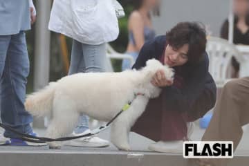 成田凌　韓国の超イケメン俳優と“犬吸い”恍惚姿をキャッチ！　深田恭子の2年ぶりドラマ出演で高まる注目度