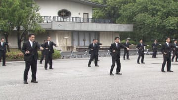 皇宮警察の訓練を3年ぶりに公開　両陛下の一番近くで護衛する「側衛官」が”不審者役”を制圧