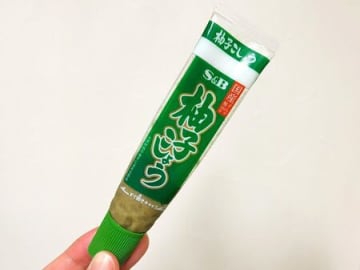 冷蔵庫で余りがち〈柚子こしょう〉を最後まで使い切る方法。意外な組み合わせだけど「あら、おいしい♡」