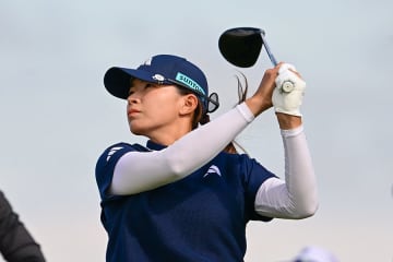【速報】渋野日向子に観客拍手！　3連続バーディーで2位急浮上、15m級ロングパット成功　首位・西郷に2打差