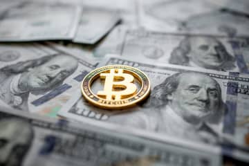 最近「ビットコイン」が「1000万円」を超えたと聞きました。以前「危ない」と聞いたのですが、初心者でも始められますか？