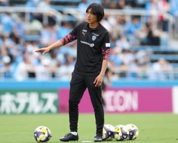 練習前のグラウンドに１人でぽつん。中村俊輔コーチはホワイトボードとにらめっこ。指導者としてもトライ＆エラーの繰り返し【横浜FC】