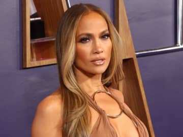 ジェニファー・ロペス、AMAsで大胆ドレス！　引き締まったボディを披露し55歳とは思えない美しさ