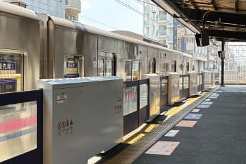 京王線、ホームドアに合わせて設置の“すき間”削減が素晴らしい【Watch+】