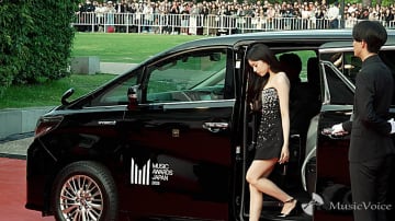 【動画】NiziU、輝き放つレッドカーペット　車からの登場も美しく