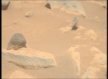 2025年5月26日の火星の風景：左の黒っぽい丸石、その正体は？