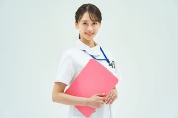 看護師の友人が「30代で年収550万円」と言っていました。女性の平均年収と比べて高いのでしょうか？