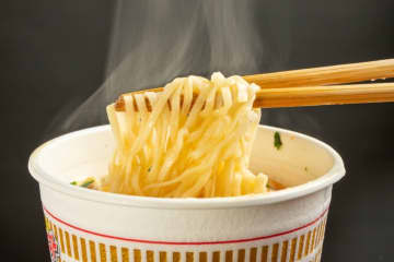 息子に月「4万円」を仕送りしていますが、「毎日カップ麺生活」をしているそうです。仕送り額を増やさずに健康的な食生活を送ってもらうにはどうすればよいでしょうか？