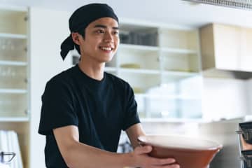 【大学生】年収の壁が引き上げられたら多めにバイトしたいのですが、収入が増えると「年金の猶予申請」で落とされたりしますか？