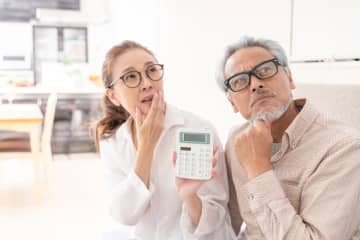 「年金だけで生活していけるのか不安」と父が話していました。実際、年金暮らしの人の平均支出はいくらですか？