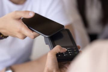 日頃の支払いをすべて「電子決済」するようになってから、出費が1万円ほど多くなったような気がします。使いすぎないようにするための方法はありますか？