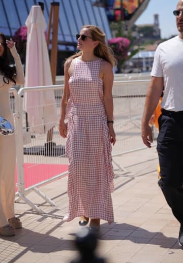 エマ・ワトソン、相変わらずキュート！　12年ぶりにカンヌ映画祭を訪れる姿がキャッチ