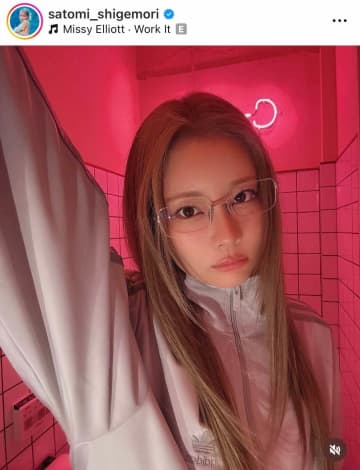 「可愛すぎる」重盛さと美、全身アディダス！ビジュ最高の上目遣い＆舌ペロ披露「ポーズもサングラスも完璧」
