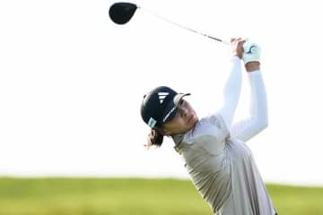 2位浮上・渋野日向子、米実況が絶賛した超絶パット「離れたところから…入れた！」観客も拍手
