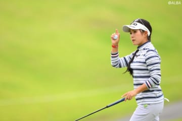 ＜速報＞強風のなか最終組がティオフ　首位の青木瀬令奈はボギー発進
