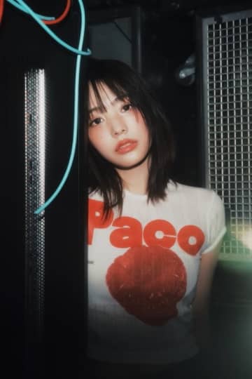 QWER シヨン、3rdミニアルバムのコンセプトフォトを公開