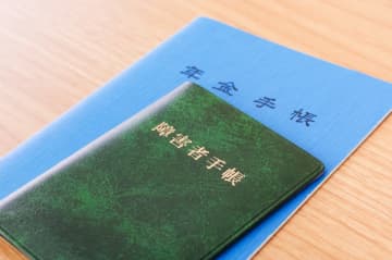 3年前に母が「がん治療」で仕事を休んでいた時期があります。「障害年金」の対象だったと聞いたのですが、今からでも申請できるのでしょうか？