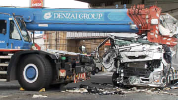 大型トラックとクレーン車が衝突しトラック運転手1人搬送も意識あり「車内に閉じ込められている人がいるかもしれない」目撃者が通報　川崎市