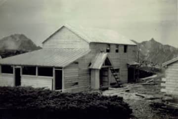 憧れの北アルプスデビューはこの山小屋で！　槍・穂高連峰の美しい山並みを一望できる『蝶ヶ岳ヒュッテ』