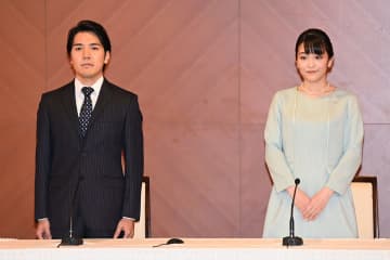 《秋篠宮ご夫妻との“溝”も》眞子さん　第一報から8日後に宮内庁が第1子出産を報告…当日発表の守谷絢子さんとの“差”