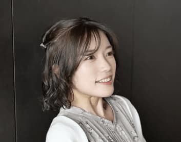 「あの天才子役が美人になったな」美山加恋、28歳の最新ショットが話題に　ドラマ"三人夫婦"でのクール眼鏡姿にファン絶賛