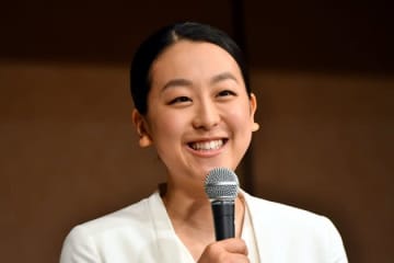 浅田真央、スケート靴で描いた「氷上のアート」が美しすぎる。「天才ですね」「すばらしい芸術」と話題に