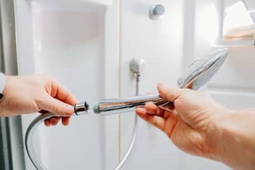 夏は「シャワーだけ」でお風呂を済ませることが多いのですが、「節水用のシャワーヘッド」って実際どのくらい節水できるのでしょうか？