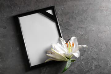 80代の祖母と「遺影写真を用意しておきたいね」と話しています。遺影写真はどんな費用感で撮れるのでしょうか？