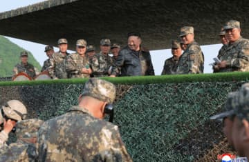 金正恩総書記が朝鮮人民軍大連合部隊の砲兵区分隊間の砲撃競技を参観