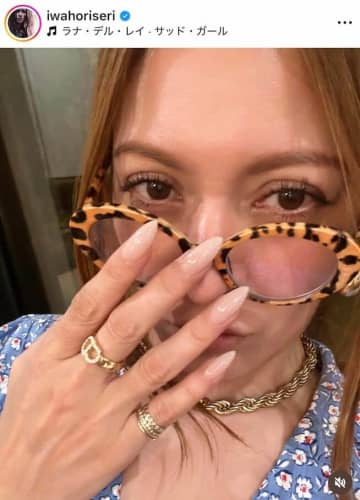 モデル岩堀せり47歳、異次元の美脚＆オフショル姿にファン騒然「足が長すぎる！」　夫は「GLAY」TAKURO