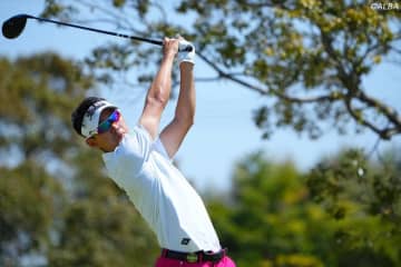 阿久津未来也が単独首位で初優勝に王手　S・ビンセント1差、河本力ら2差