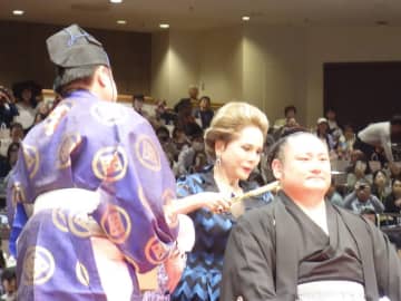 【大相撲】「角界きってのイケメン力士」元琴恵光・尾車親方が断髪式　デヴィ夫人も登場