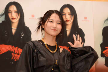 鞘師里保　赤に染まるファンミ会場でメジャーデビュー発表「私何回デビューしてるんだ」