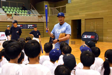 元大リーガー・マック鈴木さんと岡島秀樹さんが子どもたちに指導　秦野で野球イベント